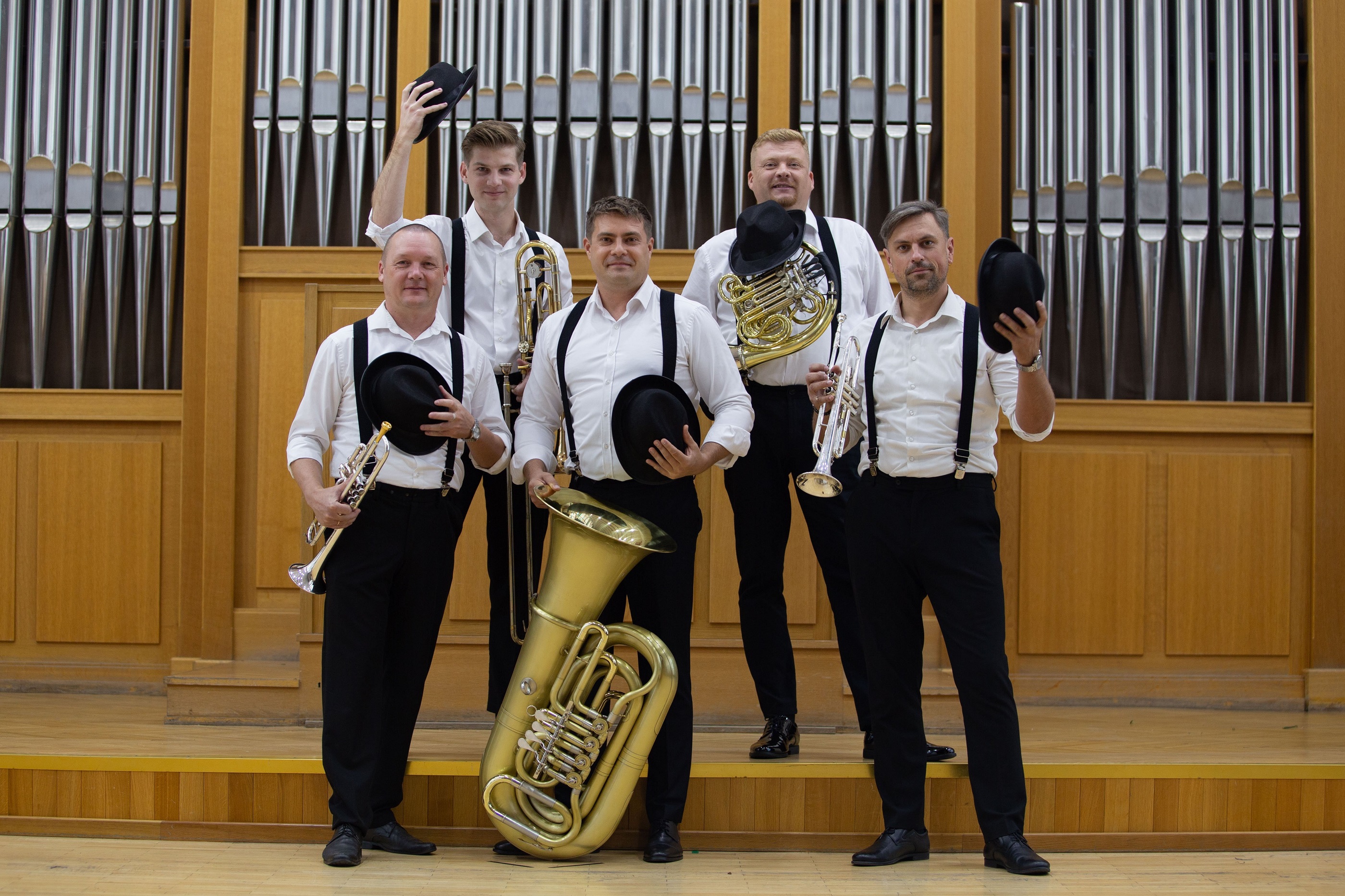 Вокруг света с брасс-квинтетом