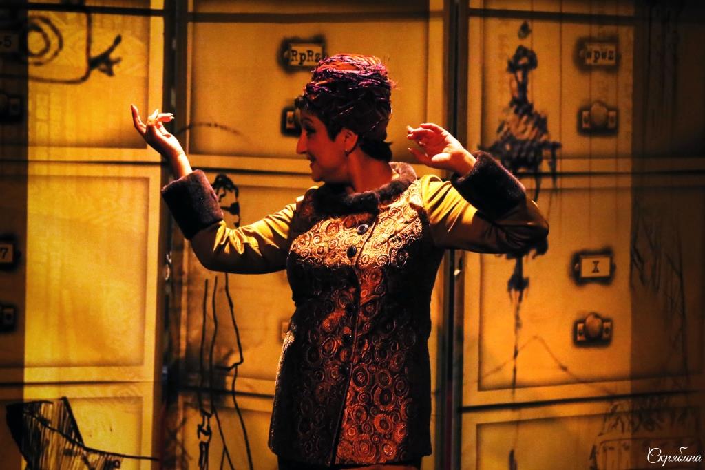 ПОПУГАИХА И ЦЫПЛЁНОК (или «Ищите женщину")