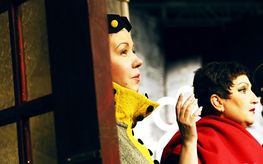 ПОПУГАИХА И ЦЫПЛЁНОК (или «Ищите женщину")