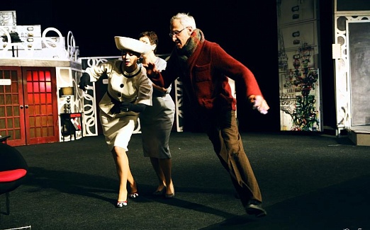 ПОПУГАИХА И ЦЫПЛЁНОК (или «Ищите женщину")