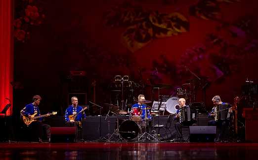 Пою и сердцем, и душой