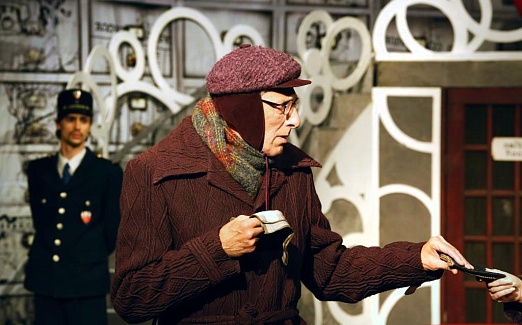 ПОПУГАИХА И ЦЫПЛЁНОК (или «Ищите женщину")