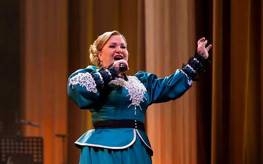 Пою и сердцем, и душой