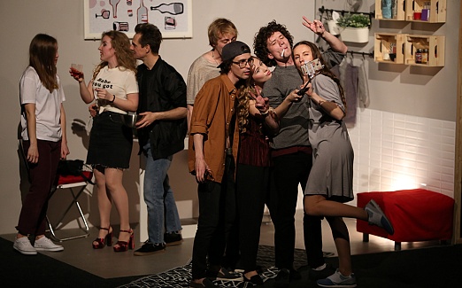 ЗВЕЗДЫ СВЕТЯТ НА ПОТОЛКЕ