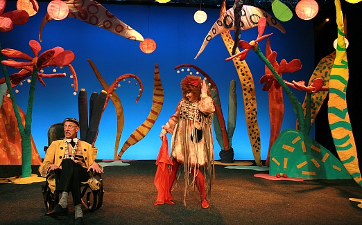 СЕМЕЙНЫЙ СПЕКТАКЛЬ  «КАК БУКАШЕЧКИ НОВЫЙ ГОД СПАСЛИ» 