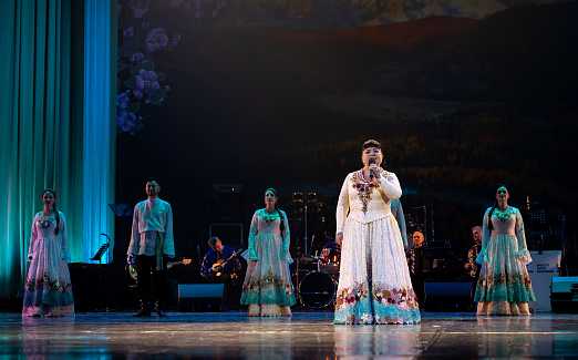 Пою и сердцем, и душой