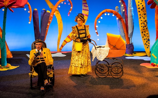 СЕМЕЙНЫЙ СПЕКТАКЛЬ  «КАК БУКАШЕЧКИ НОВЫЙ ГОД СПАСЛИ» 