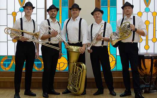 Вокруг света с брасс-квинтетом