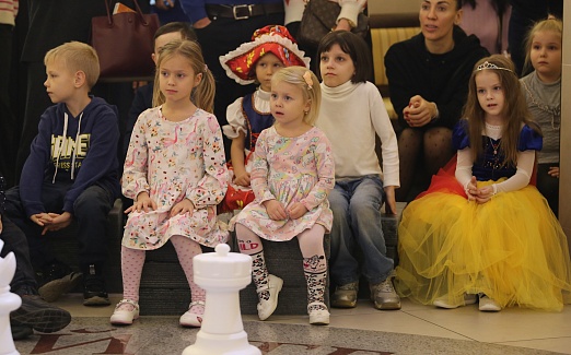 Семейная ёлка Молодёжного театра «Новый год в Шахматном королевстве» или «Тайна Белого Короля». 