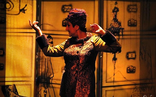 ПОПУГАИХА И ЦЫПЛЁНОК (или «Ищите женщину")