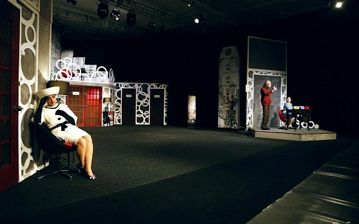 ПОПУГАИХА И ЦЫПЛЁНОК (или «Ищите женщину")