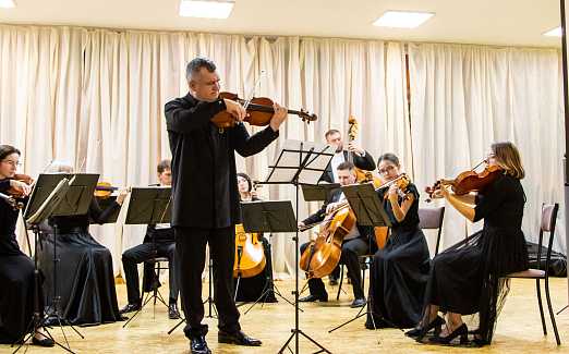 "Премьер-оркестр детям". Место проведения Гимназия № 92 Адрес : ул. Пионерская, 38