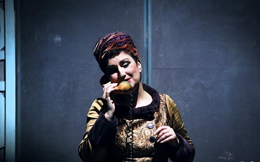 ПОПУГАИХА И ЦЫПЛЁНОК (или «Ищите женщину")