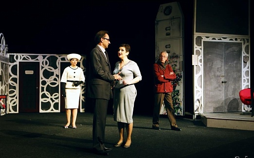 ПОПУГАИХА И ЦЫПЛЁНОК (или «Ищите женщину")