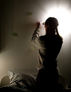 ЗВЕЗДЫ СВЕТЯТ НА ПОТОЛКЕ