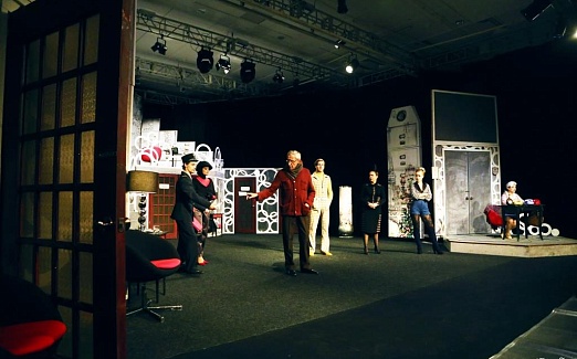 ПОПУГАИХА И ЦЫПЛЁНОК (или «Ищите женщину")