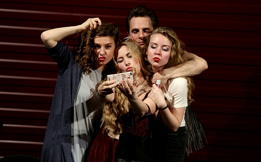 ЗВЕЗДЫ СВЕТЯТ НА ПОТОЛКЕ