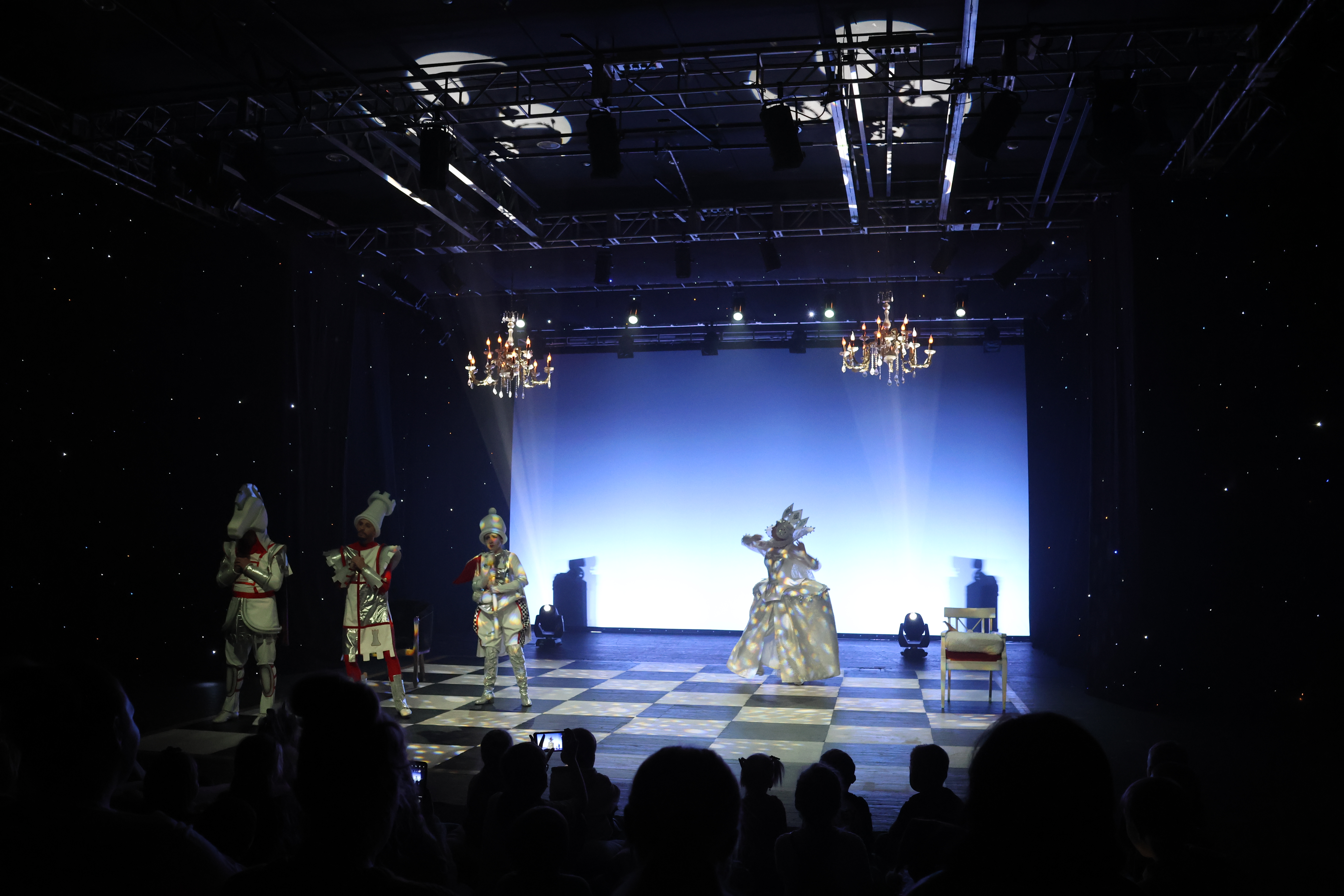 Семейная ёлка Молодёжного театра «Новый год в Шахматном королевстве» или «Тайна Белого Короля». 